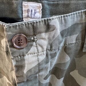 GAP Cropped Chinos in Olive Camo
